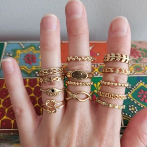Ringar - Set med guldiga ringar i olika storlekar✨️100kr för hela setet