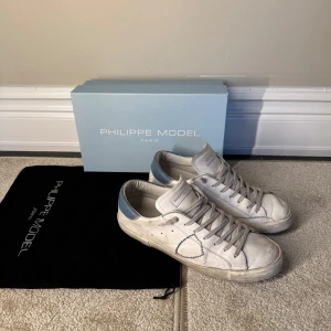 Philippe Model  - Tja! Säljer nu dessa Philippe Model sneakers. Skick 7/10. Storlek: 44. Pris: 1499kr. 