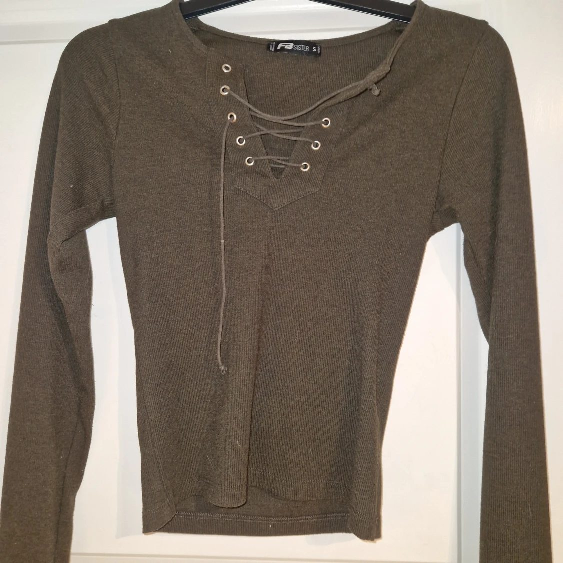 Olivgrön ribbad topp med snörning