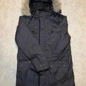 Denimize winter jacket  - Säljer en äkta Denimize winter jacket. Storlek M. Priset går att diskutera. För mer spännande saker kolla profilen. 