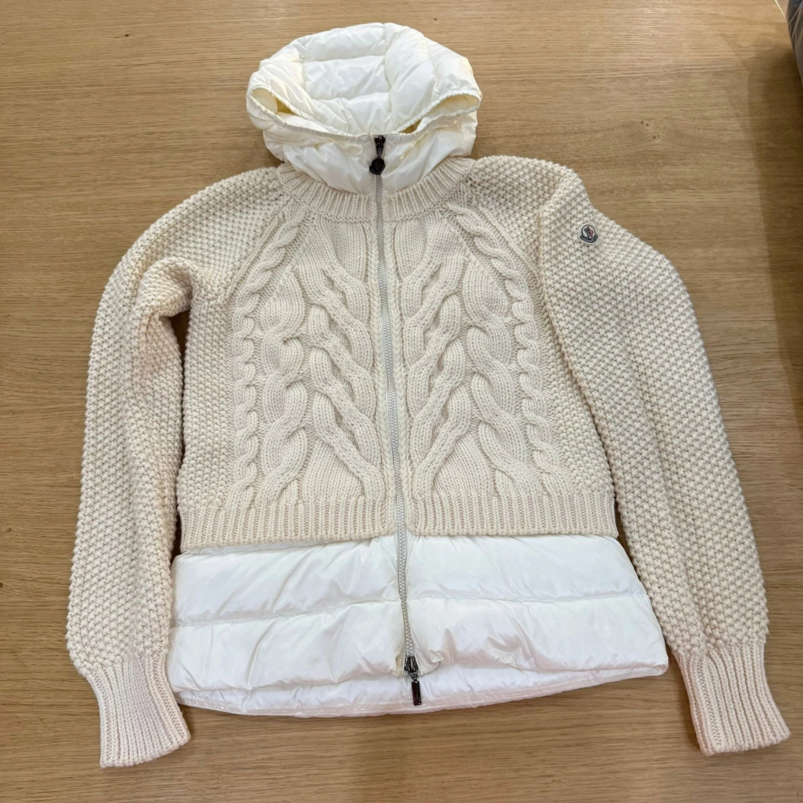 Vit stickad dunjacka från Moncler - äkta