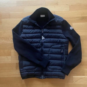 Moncler Cardigan - Säljer min svarta Moncler cardigan som är som ny, inga defekter eller fläckar. Jackan är i storlek M men passar mer som en S. Skriv ifall ni har några frågor! 🙌🏻 Kvitto finns 💫