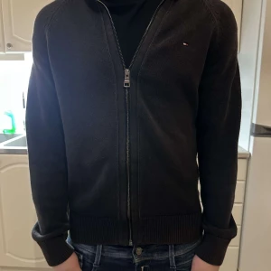 Svart kofta från Tommy Hilfiger - Säljer en svart kofta från Tommy Hilfiger i lyxig bomull. Köpt för 2499kr.