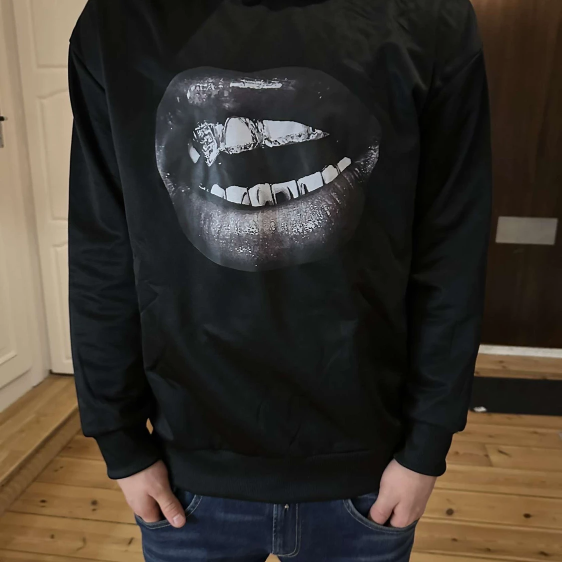 Svart hoodie med luva och tryck