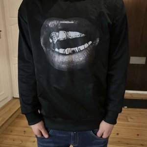 Svart hoodie med luva och tryck - Aldrig använd, vet ej märke.