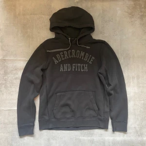 Svart Abercrombie and fitch hoodie  - Jag Säljer en fet hoodie från abercrombie and fitch| skicket på tröjan är bra 8/10 | storlek M| ny pris 1500: mitt pris är 499 | skriv vid frågor och funderingar  
