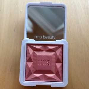 Rosa rouge från RMS Beauty - Rouge i en snygg rosa nyans från RMS Beauty i färgen Bohemian girl. Kommer i en vit fyrkantig dosa med spegel. Perfekt för att ge kinderna en fräsch och naturlig färg. Endast testad, köpt nu i oktober. 