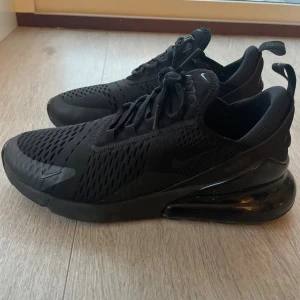 Nike 270 - Knappt använda, som nya!! Pris kan diskuteras