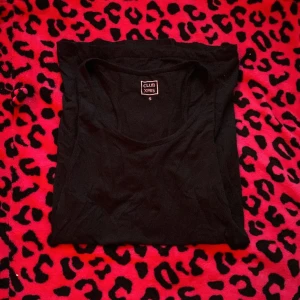 Svart linnetopp från Club XPRS - Svart, enkel och stilren linnetopp från Club XPRS i storlek S. Toppen har rund halsringning och ärmlös design, perfekt för att matcha med jeans eller kjol. Mjuk bomullskänsla och klassisk passform som funkar till många olika looks.