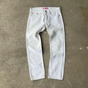 Junya Watanabe jeans - Junya Watanabe jeans från 2002. De är i bra skick förutom några små fläckar som borde gå att bleka bort. Midjan är 40cm och innerbenet 72.