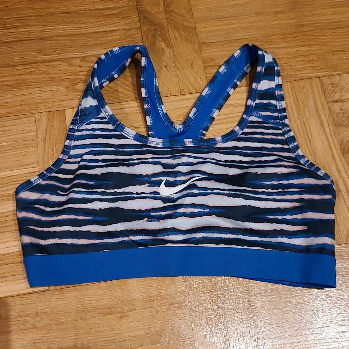 Blå sporttopp från Nike med mönster