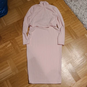 Ljusrosa ribbad klänning från SHEIN - Supersöt ljusrosa ribbad klänning från SHEIN med lång ärm och hög hals. Klänningen är figurnära och har en mjuk, stretchig känsla. Perfekt för dig som gillar en enkel men trendig look. Passar till många olika tillfällen! Fungerar bra vid amning. 