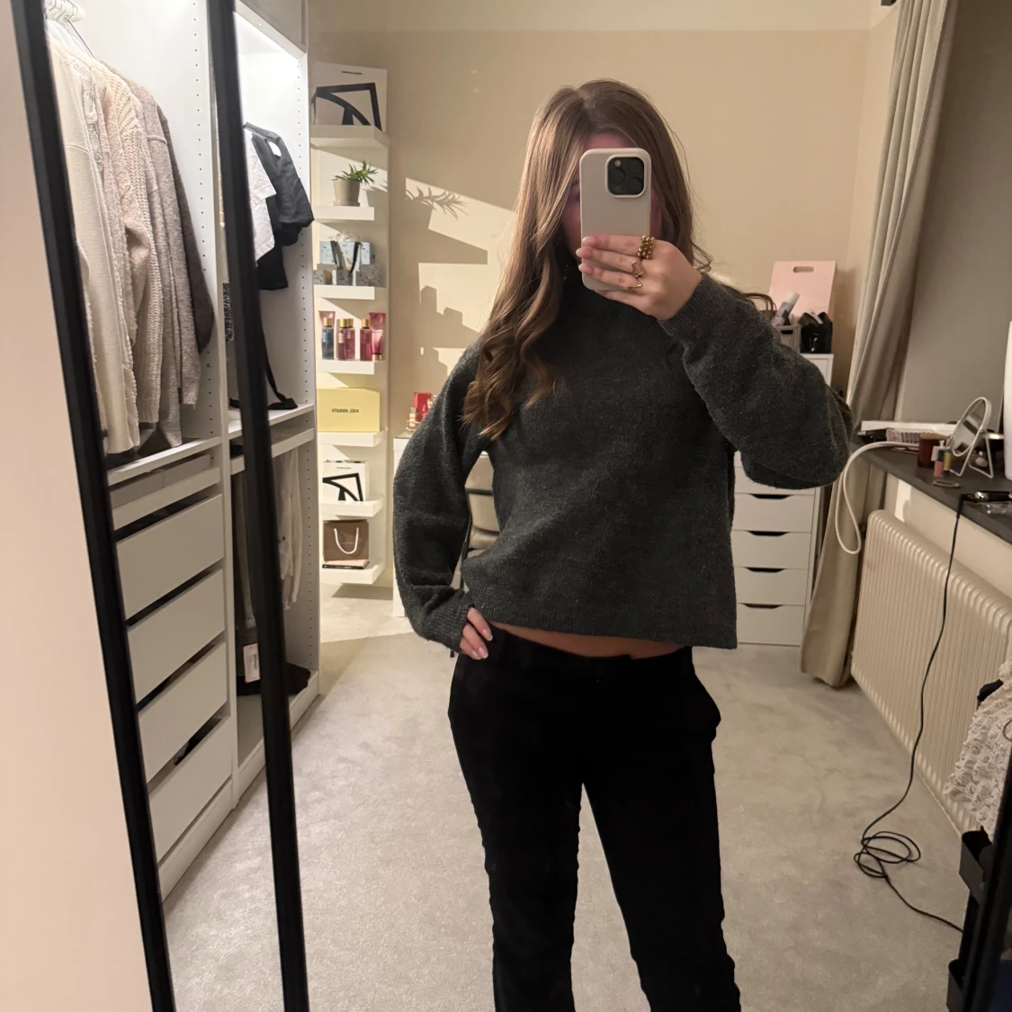 Stickad grå tröja  - 1