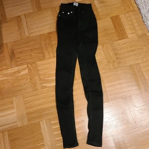 Svarta skinny jeans från 157, XXS - Svarta skinny jeans från 157 i storlek XXS. Högmidjade med klassisk femficksdesign och smal passform hela vägen ner. Snygga och enkla att matcha med allt, perfekta om du gillar en tight siluett.