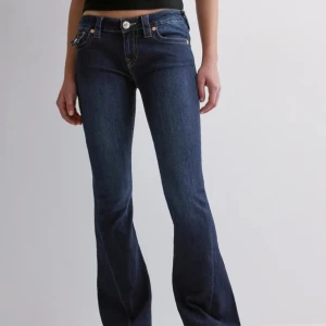 True Religion bootcut jeans blå, stl 28 - Säljer ett par snygga True Religion jeans i storlek 28. Köpte dem i los angels i somras💕Skriv för frågor💕