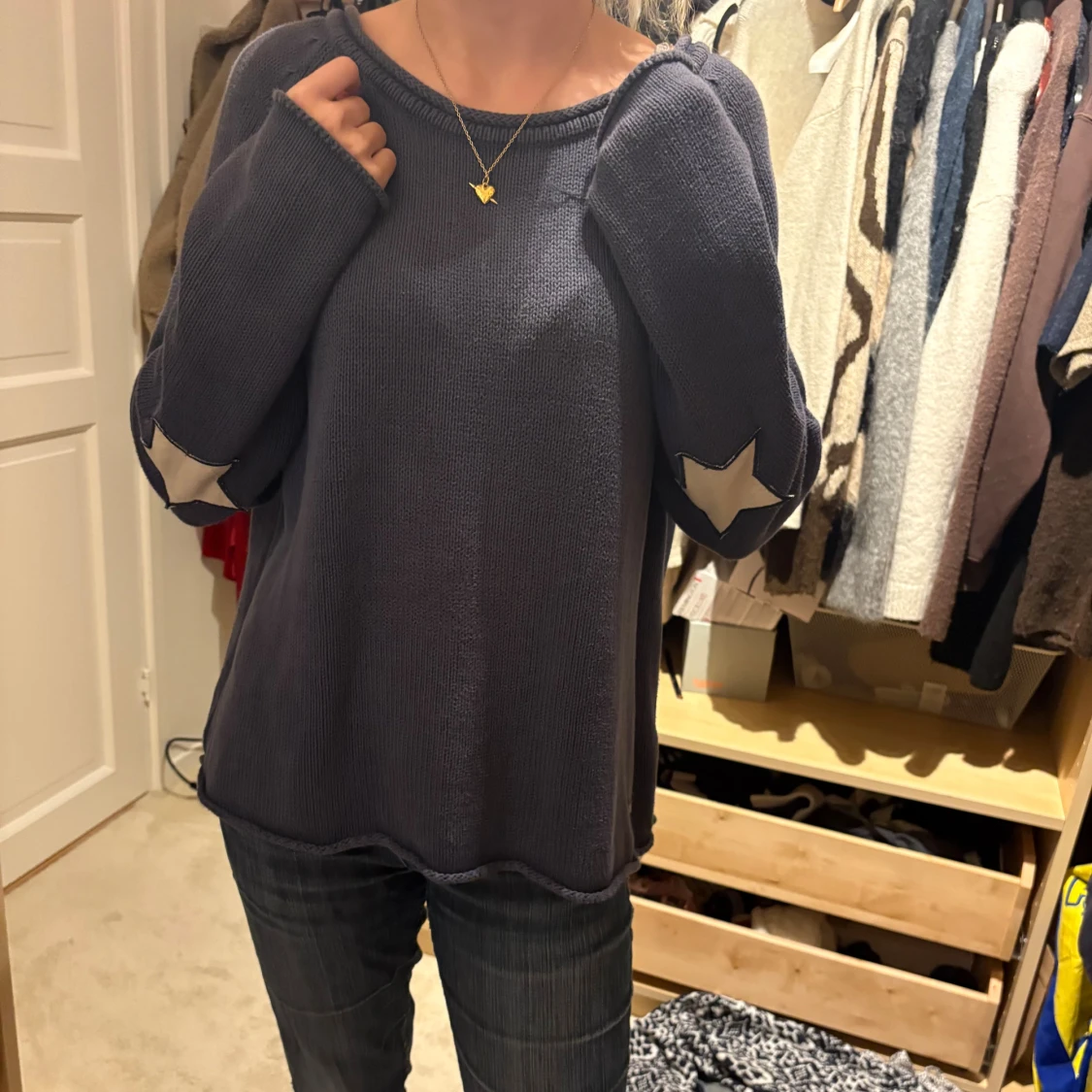 Blå stickad tröja med stjärndetaljer - 1