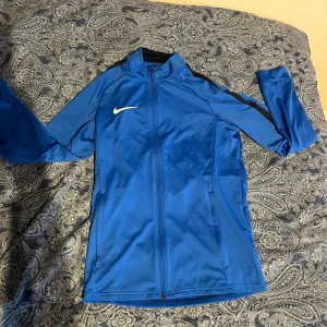 Nike träningströja - Säljer min Nike full zip i stolek S. Tröjan är blå och är endast använd fåtal gånger. Hör av dig vid fler frågor!