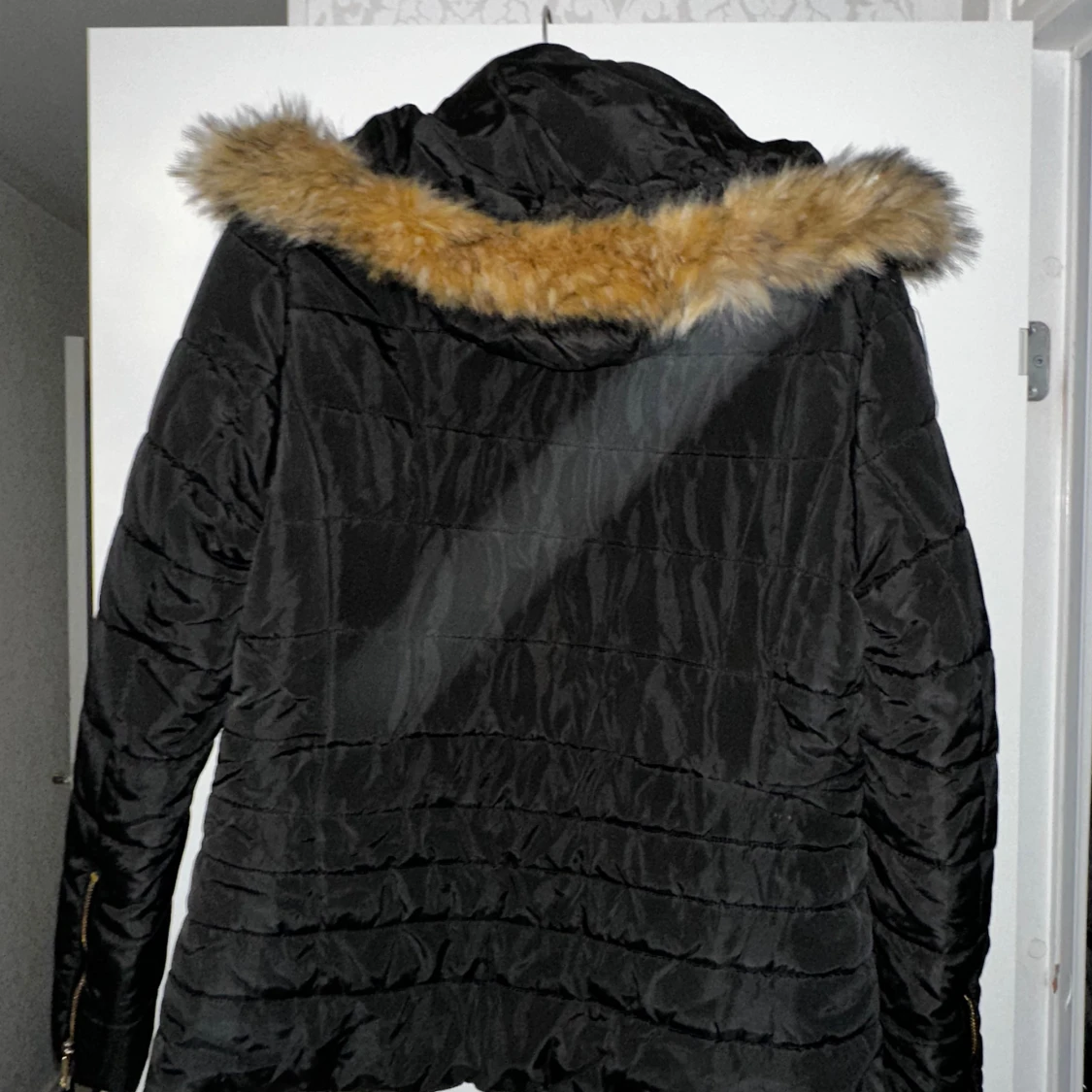 Svart pufferjacka med fuskpäls - 1