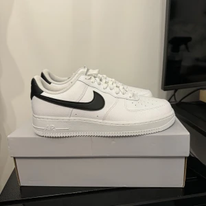 Nike Air Force 1 '07, Vit/Svart, strl 42 - Helt nya Nike Air Force 1 '07, Vit/Svart, strl 42 Skorna har inte blivit använda   Original kartong medföljer