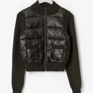 Svart puffer cardigan jacka med dragkedja - Säljer denna fina jacka/cardigan ifrån Gina tricot den är i ny skick använd 2 gånger. Storlek m i barnstorlek