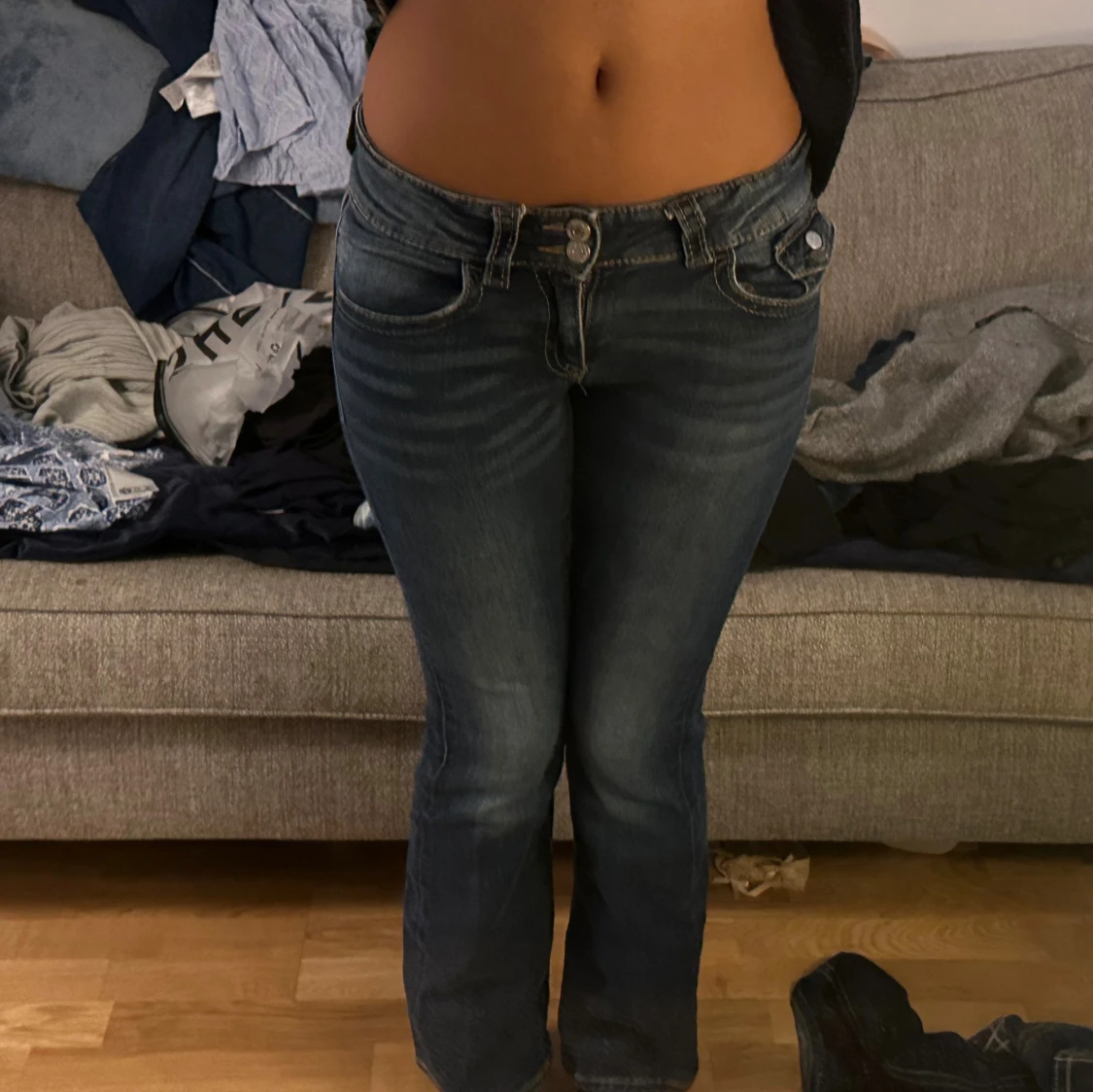 Mörkblå bootcut jeans med låg midja