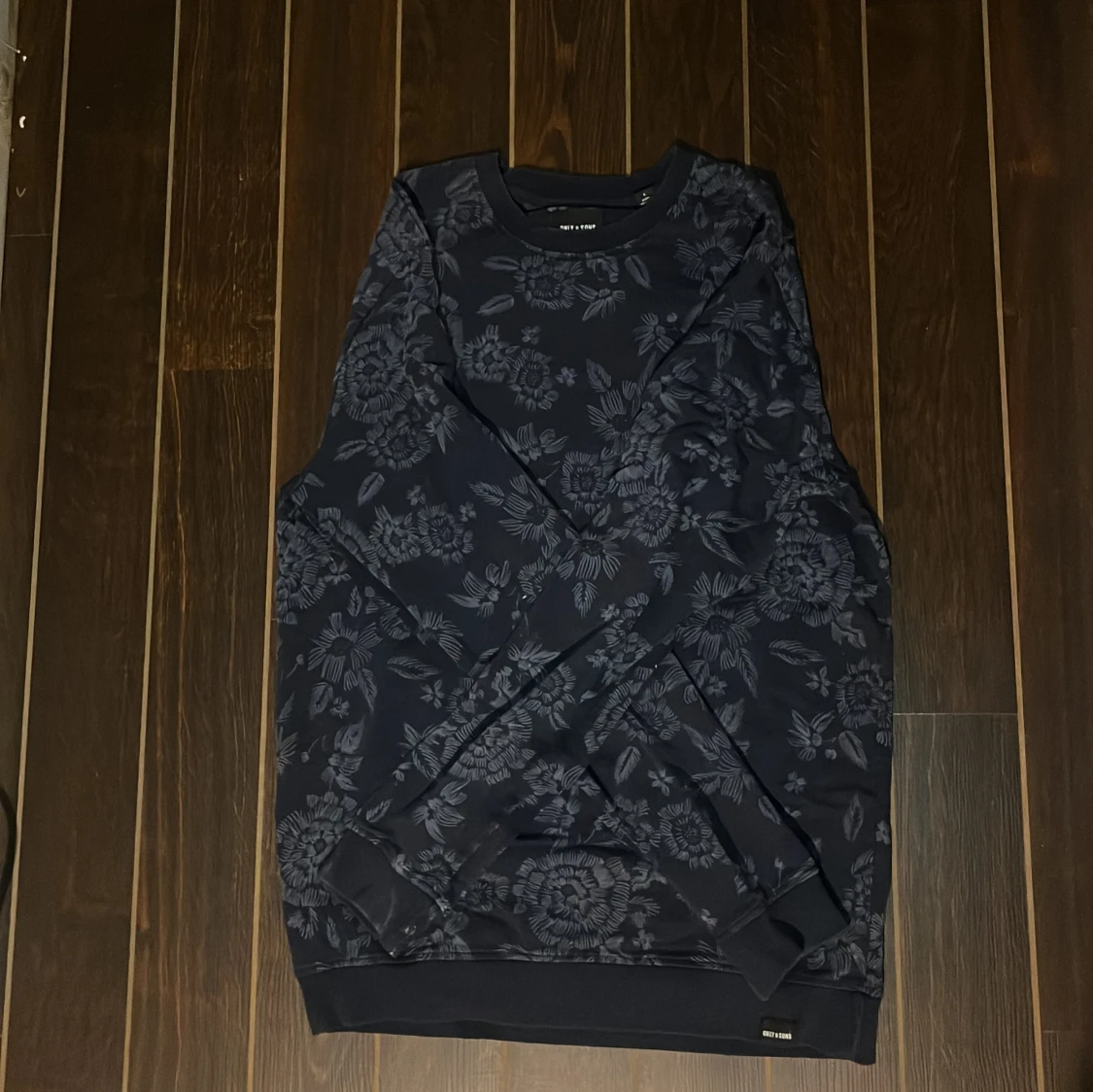 Blommig mörkblå tröja Only & Sons