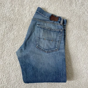 Sällsynta blå jeans från Polo Ralph Lauren | W32 L34 - Snygga blå jeans från Polo Ralph Lauren med klassisk femficksdesign och RL-broderi på myntfickan. Jeansen har raka ben och normal passform, tillverkade i slitstarkt bomullsjeans. Perfekta för en avslappnad och stilren look.
