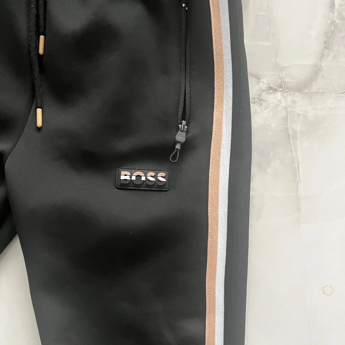 Svart hoodie från BOSS med huva - 3