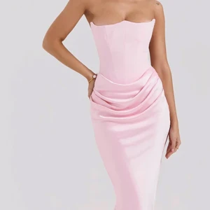 Ljusrosa axelbandslös långklänning - Supersnygg ljusrosa axelbandslös långklänning i satin med draperad midja och figurnära passform. Klänningen har en elegant, slät yta och en feminin siluett som ger en lyxig känsla. Perfekt för dig som vill sticka ut med en chic och modern look. Aldrig använt den.