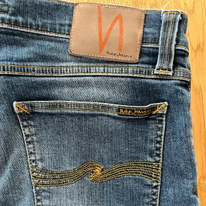Nudie Jeans w30 l34 - Stilrena snygga Nudie Jeans i bra skick. Storlek 30/34. Skriv vid funderingar🙌Pris kan diskuteras!