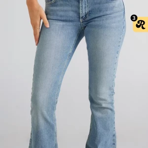 Bootcut ljusblå jeans  - Snygga ljusblå bootcut jeans från junkyard. Har endast använts ett fåtal gånger och är därför i ett bra skick💕 Säljer då de inte kommer till användning💕