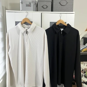 2 stycken jätte fina ribbstickade törjor från selected homme - En vit och en svart ribbstickad tröja Samma modell och bägge två från selected homme Storlek L på båda I princip ny skick Skicka meddelande vid några funderingar Kolla gärna även in mina andra annonser