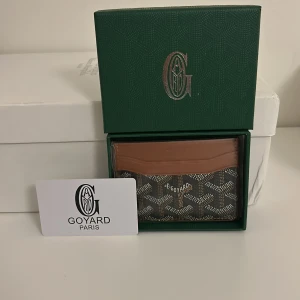 Brun plånbok, nobrand - Snygg brun plånbok perfekt till höstens färger. Billigt pris 