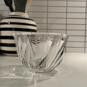 Orrefors skål - En Orrefors skål med en skruvad form.