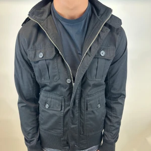 Field jacka  - Hej, säljer nu denna riktigt snygga field jackan i storlek M som är perfekt nu till hösten/vintern! Skicket är 9/10 Vid minsta lilla fundering så är det bara att höra av sig 