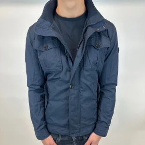 J.lindeberg jacka  - Tja säljer nu denna riktigt snygga och populära j.lindeberg jackan i storlek L men passar M som är perfekt nu i höst/vinter, nypris är cirka 4500kr, skick 8/10, vid minsta lilla fundering så är det bara att höra av sig!