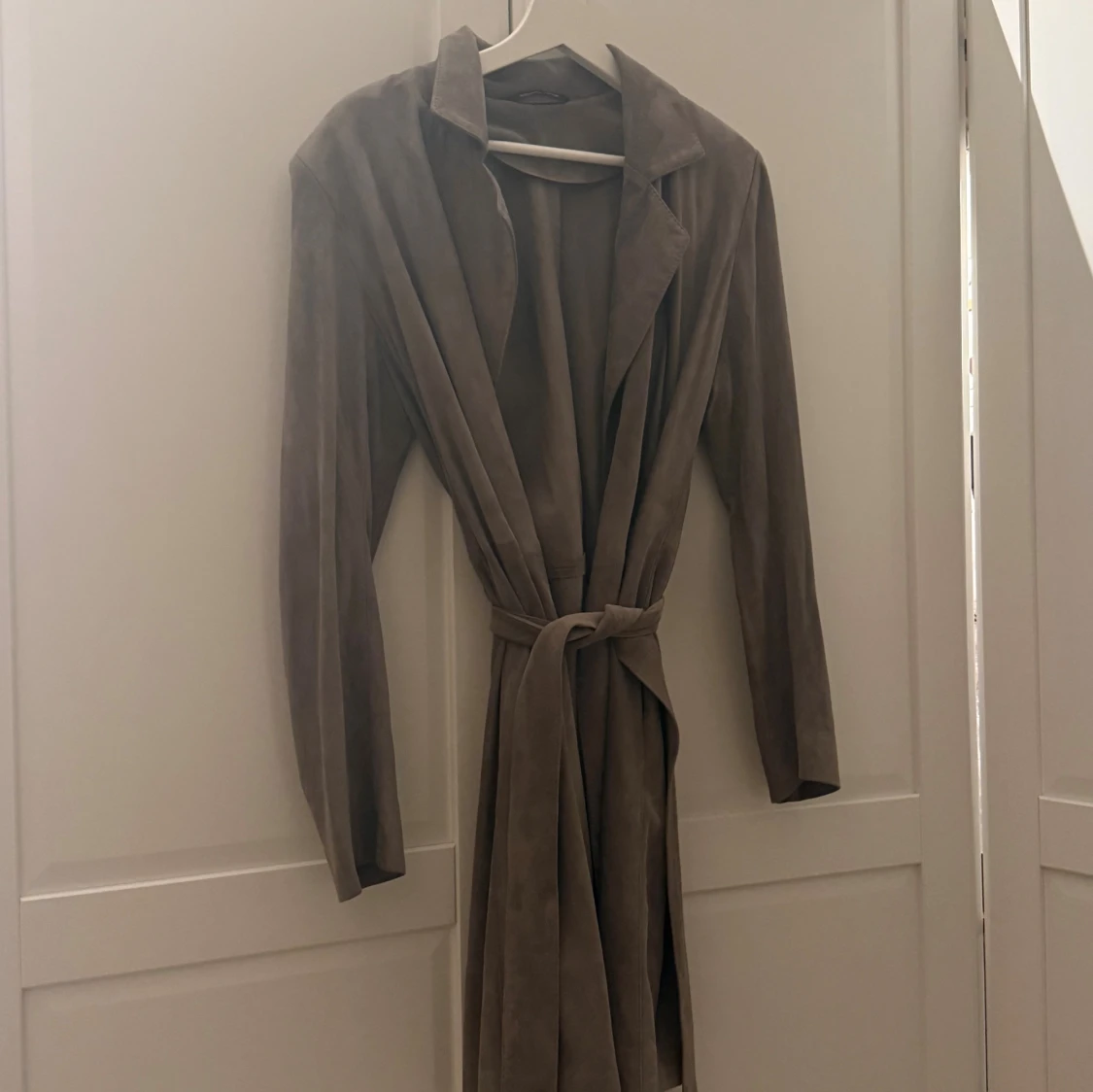 Beige/grå mocka kappa med band - 4