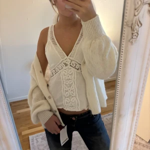 söt topp zara - säljer denna super söta toppen köpt i somras. Inga defekter eller liknande 💞😇