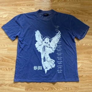 Blå t-shirt med tryck - En blå t-shirt från boohoo med ängel tryck och text i storlek S