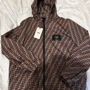 Fendi jacka - Helt ny jacka ifrån Fendi. Köpt för 15000kr men vill bli av med den och säljer för 5500kr då den inte kommit till användning. Helt äkta köp i Fendis egna butik. 