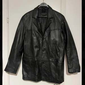 Vintage skinnrock  - Vintage skinnrock i storlek L eller snygg som oversize. Knäppning med knappar framtill och fickor både på insidan och utsidan. I fint skick 🌹