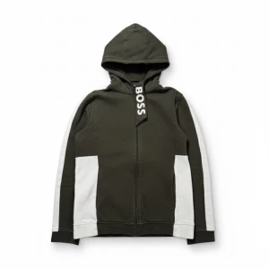 HugoBoss hoodie  - Tjenare, jag säljer denna riktigt fina hoodien från HugoBoss. Storleken är 16m men sitter exakt som en small. Skicket hade jag värderat till 8,5/10, finns inga defekter bara lite använd. Ifall du har några frågor eller funderingar skriv gärna👍