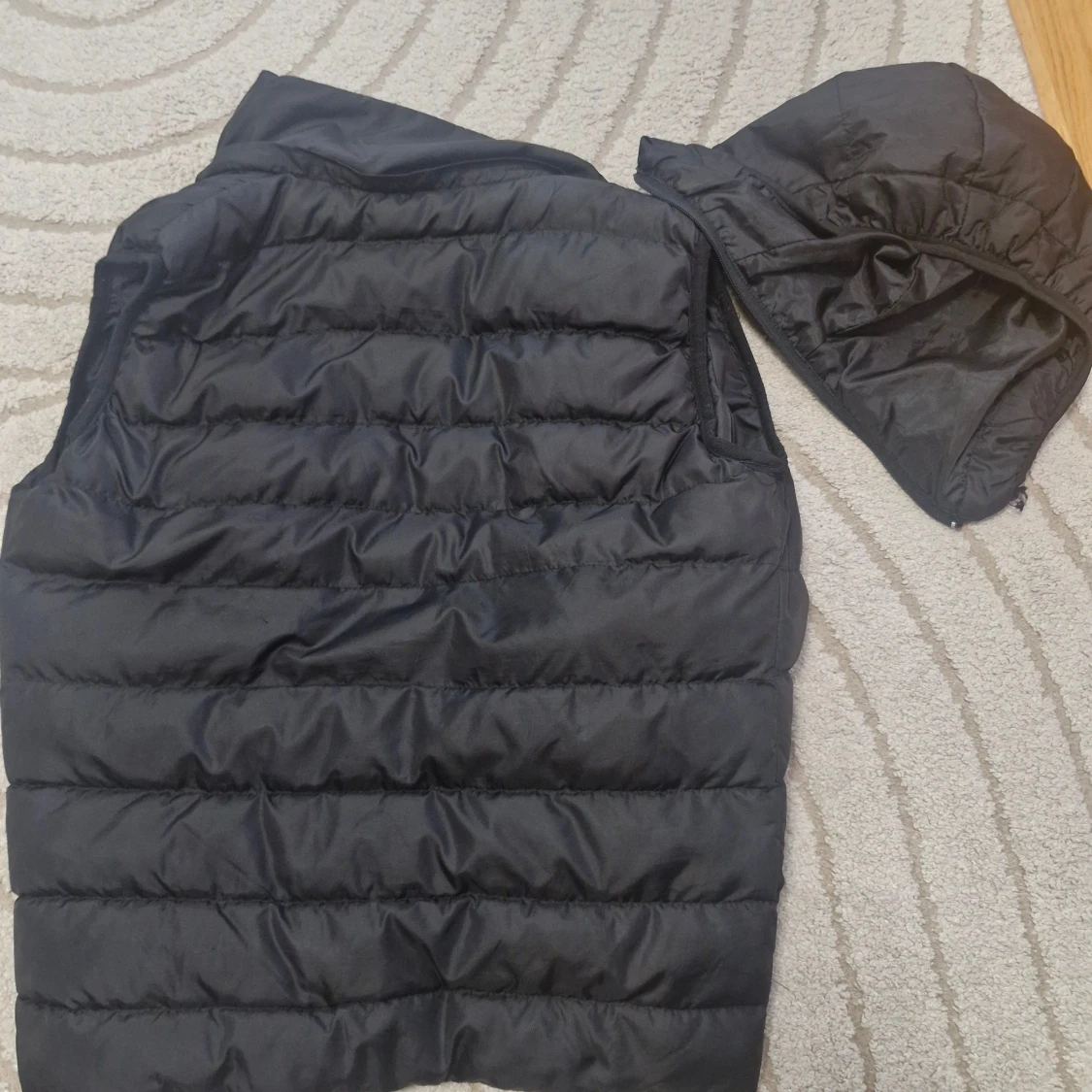 Svart dunväst från Moncler med huva - 2