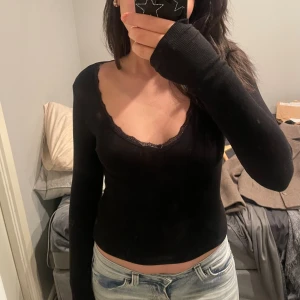 Svart långärmad topp med spetskant - Så fin men aldrig använd.💗