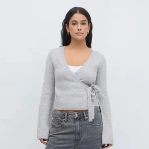 Stickad omlott tröja - Jätte snygg grå stickad omlott tröja ifrån Ginatricot! Bra skick, använd få gånger! Jag kan ofta posta samma dag som varan är köpt 💕