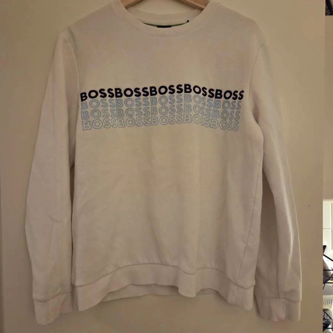 Vit sweatshirt från BOSS med tryck