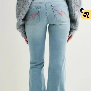 Ljusblå bootcut jeans med broderi - Säljer då jag inte tycker de är min stil. Använda en gång. 