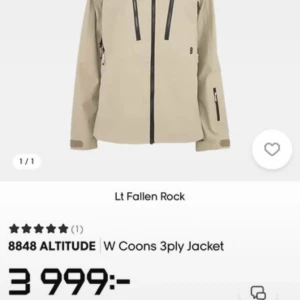 Beige skaljacka från 8848 Altitude fallen rock - Säljer en beige 8848 Altitude skaljacka färgen Fallen rock, med svart dragkedja och flera praktiska fickor. Jackan har hög krage, lång ärm och stilren design. Perfekt för skidåkning och outdoor, med snygg passform och tekniskt material som står emot väder.