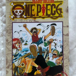 One Piece: East Blue VOL 1 - Följ med på ett episkt äventyr med Luffy och hans vänner när de utforskar havet, slåss mot pirater och söker efter den legendariska skatten One Piece. Färgstarka illustrationer och spännande karaktärer gör detta till ett måste för manga-fans!