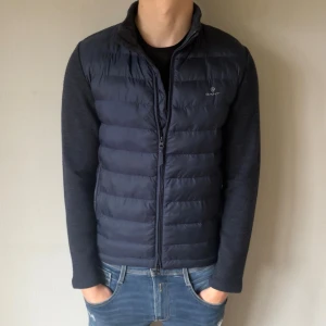 Gant cardigan - Säljs billigt då det finns en liten defekt vid högra fickan som man bara ser i väldigt bra ljus annars är skicket väldigt bra. Dm för frågor eller mer🙌